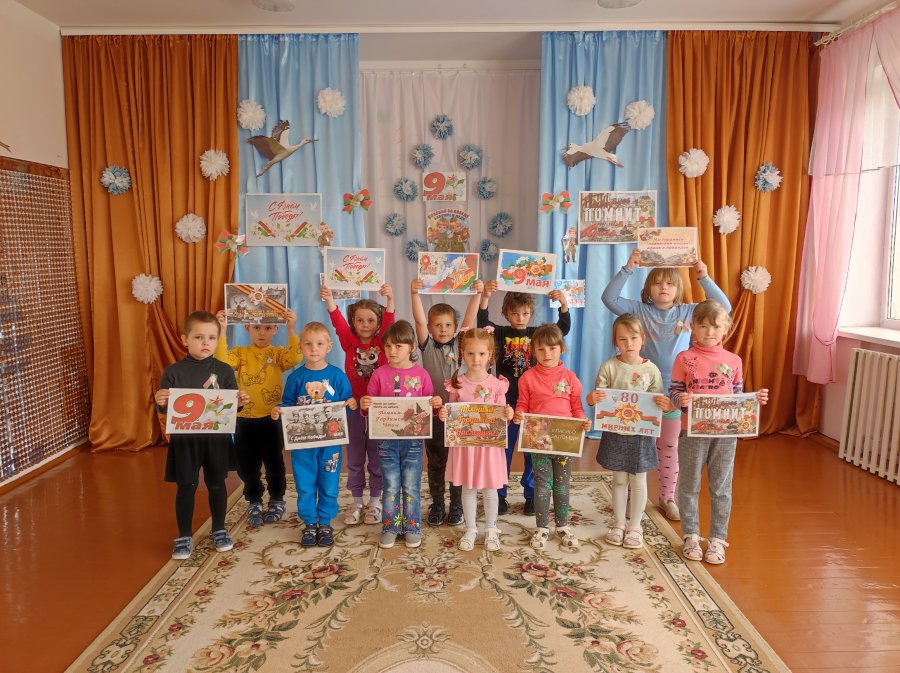 Ваш подвиг в сердце сохраним...