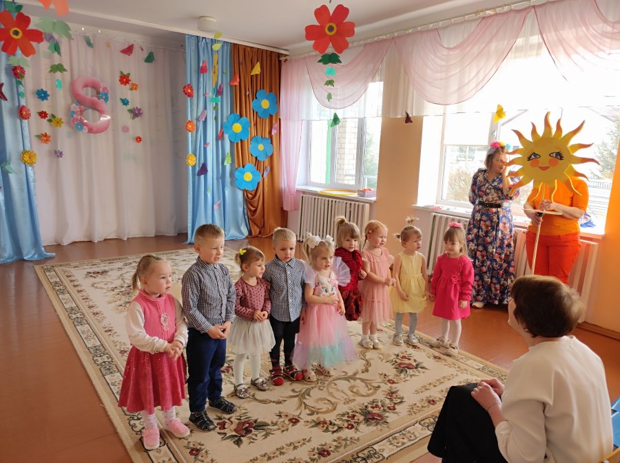 Маму поздравляют малыши!